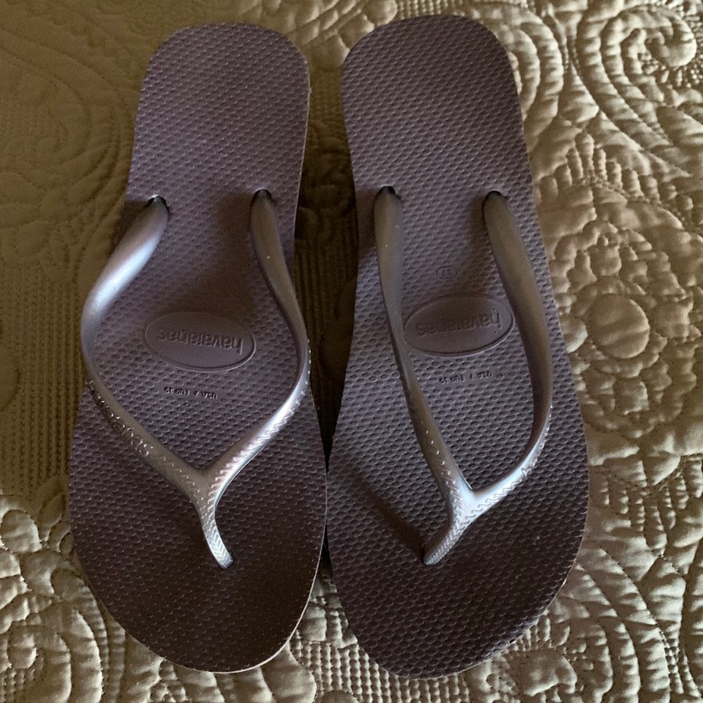 Havaianas lavender/lilac colored thong wedges size 37 USA size 7.